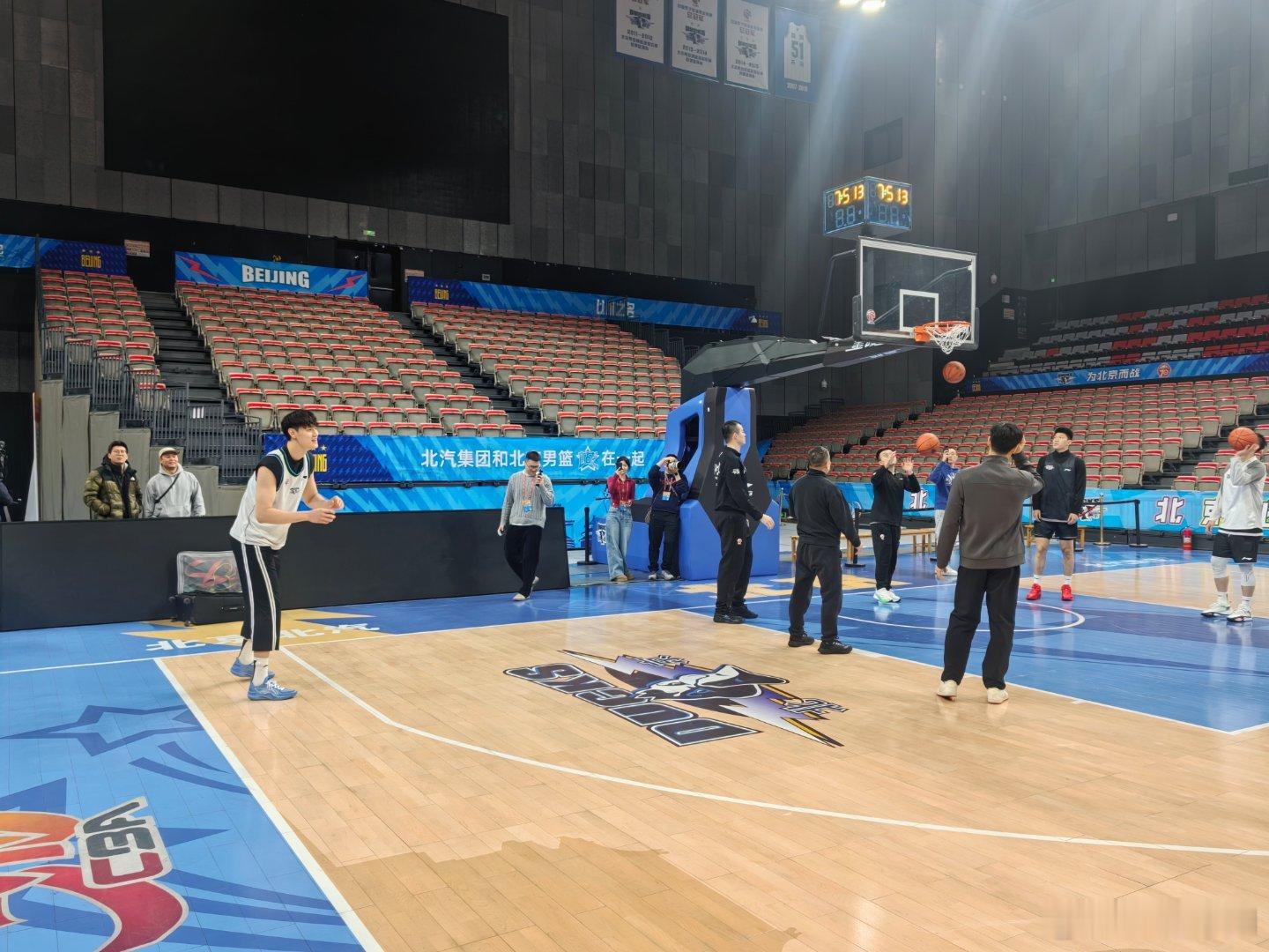 曾凡博周琦赵睿何时一起拿顶薪 12月31日，CBA公司更新了北汽男篮国内球员注册