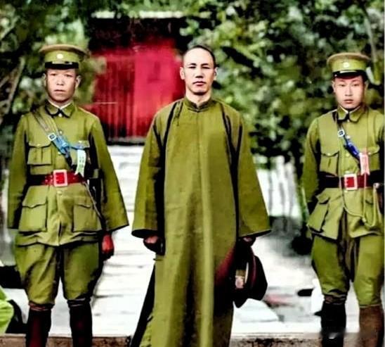 民国元年，派系矛盾激化，陈其美策划暗杀陶成章。他物色急需建功立足、时年二十五岁的
