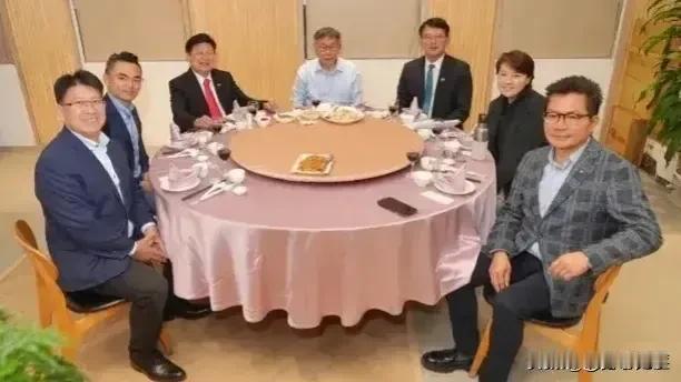 柯文哲餐叙“蓝白合”！
     昨晚，国民党和民众党举行了一次三对三加一餐叙，