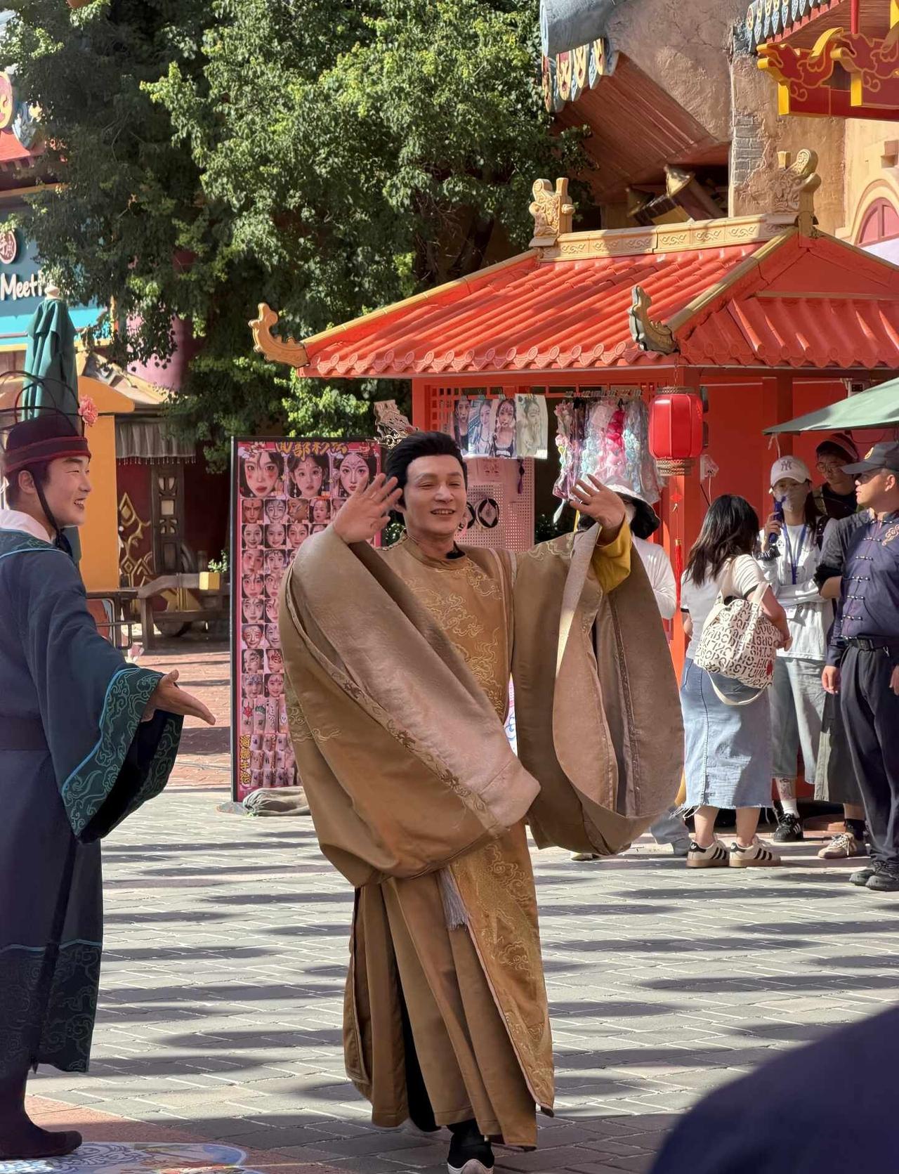 打工皇帝，郑国霖，空降西游乐园原图
郑国霖 西游乐园 江浙沪周边游 玩的就是穿越