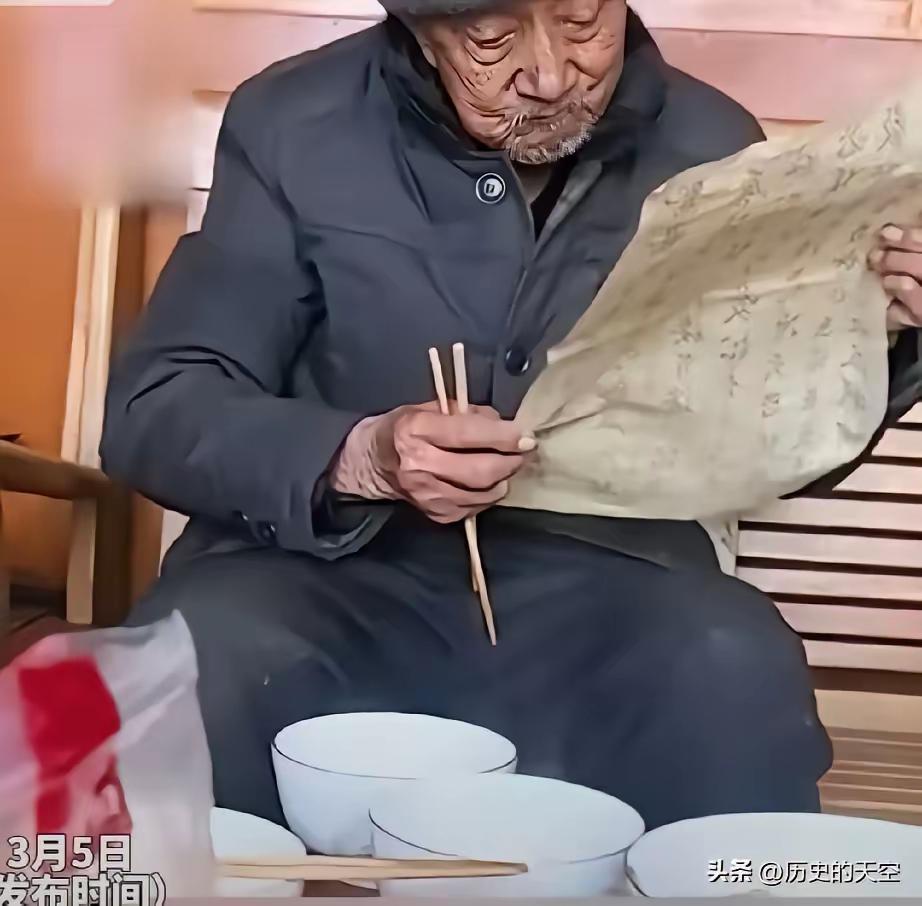 3月5日，河北保定。100岁的老大爷来看81岁的儿子。父亲亲临，儿子不敢怠慢，准