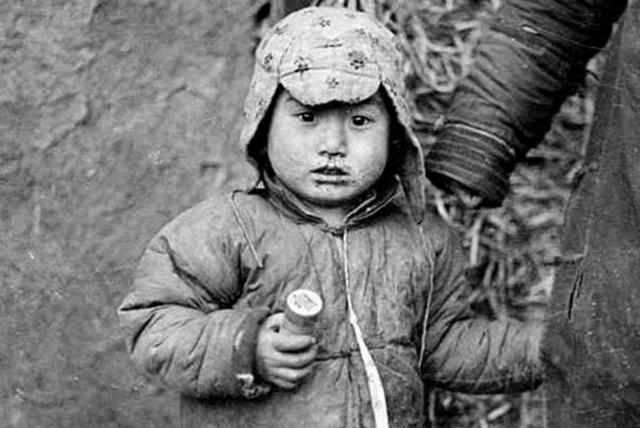 “小孩，给你糖吃。”1937年，日寇为了劝降抗日名将王凤阁，打起了他5岁儿子的主