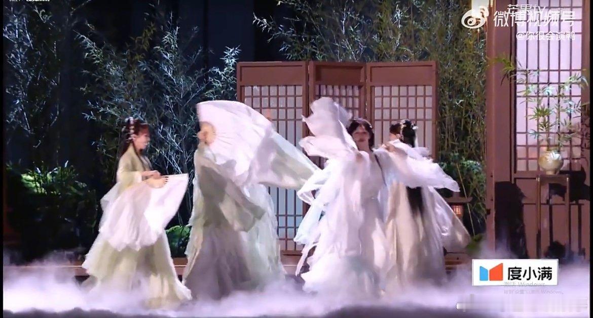 冷夜全员古风扮相四位姐姐古装登场自带仙气，唱腔温柔婉转，舞台意境美到让人移不开眼