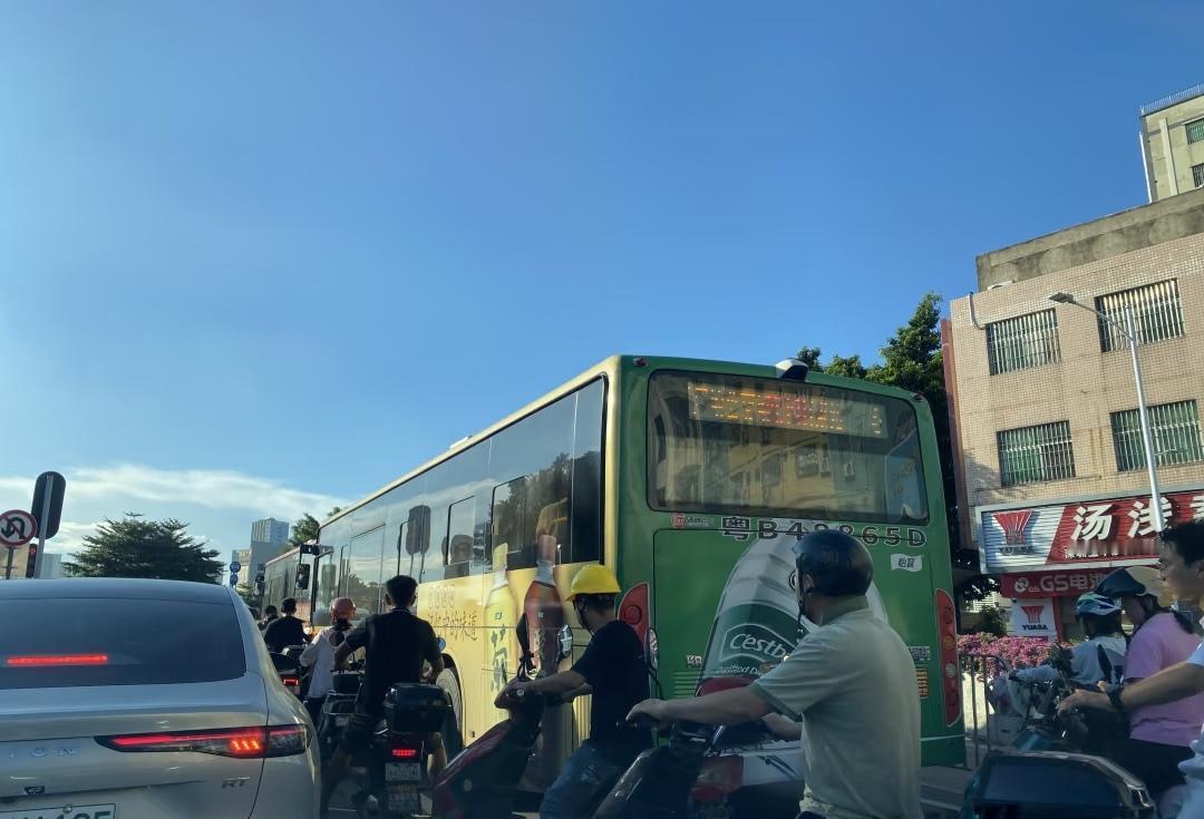 深圳要不把红绿灯跟非机动车道取消算了[吐][吐][吐][吐]现在在机动车道上要躲