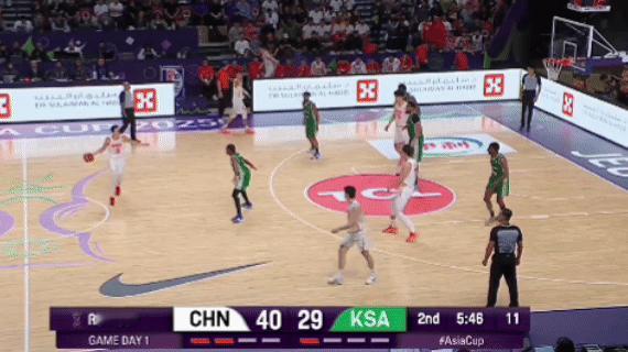 中国男篮vs沙特男篮 这次进攻传导球很流畅，外线传导，溜底，罚球线接球内传内，最