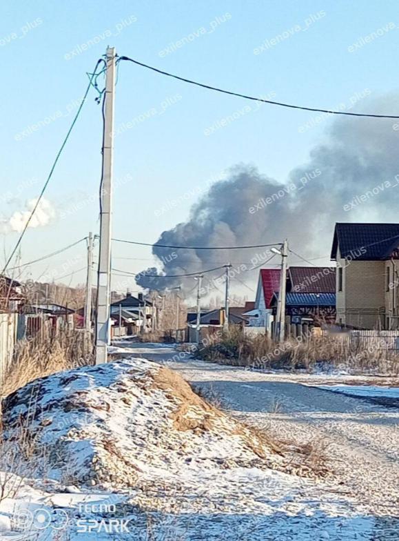 【俄罗斯萨拉托夫市一家炼油厂突然起火 当地居民报告称，城市上空升起一股浓烟。起火