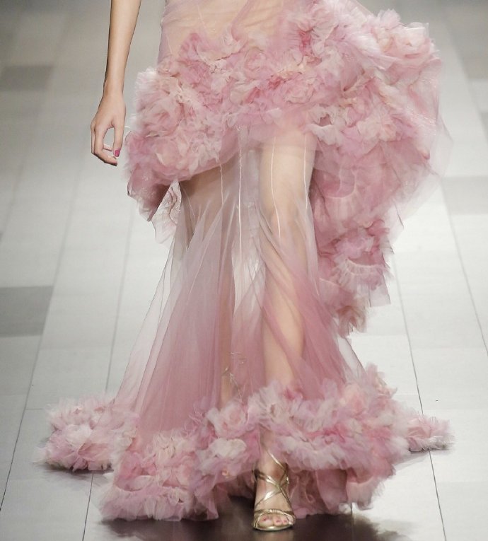 Marchesa SS 2018 这张太美了！像踩着云