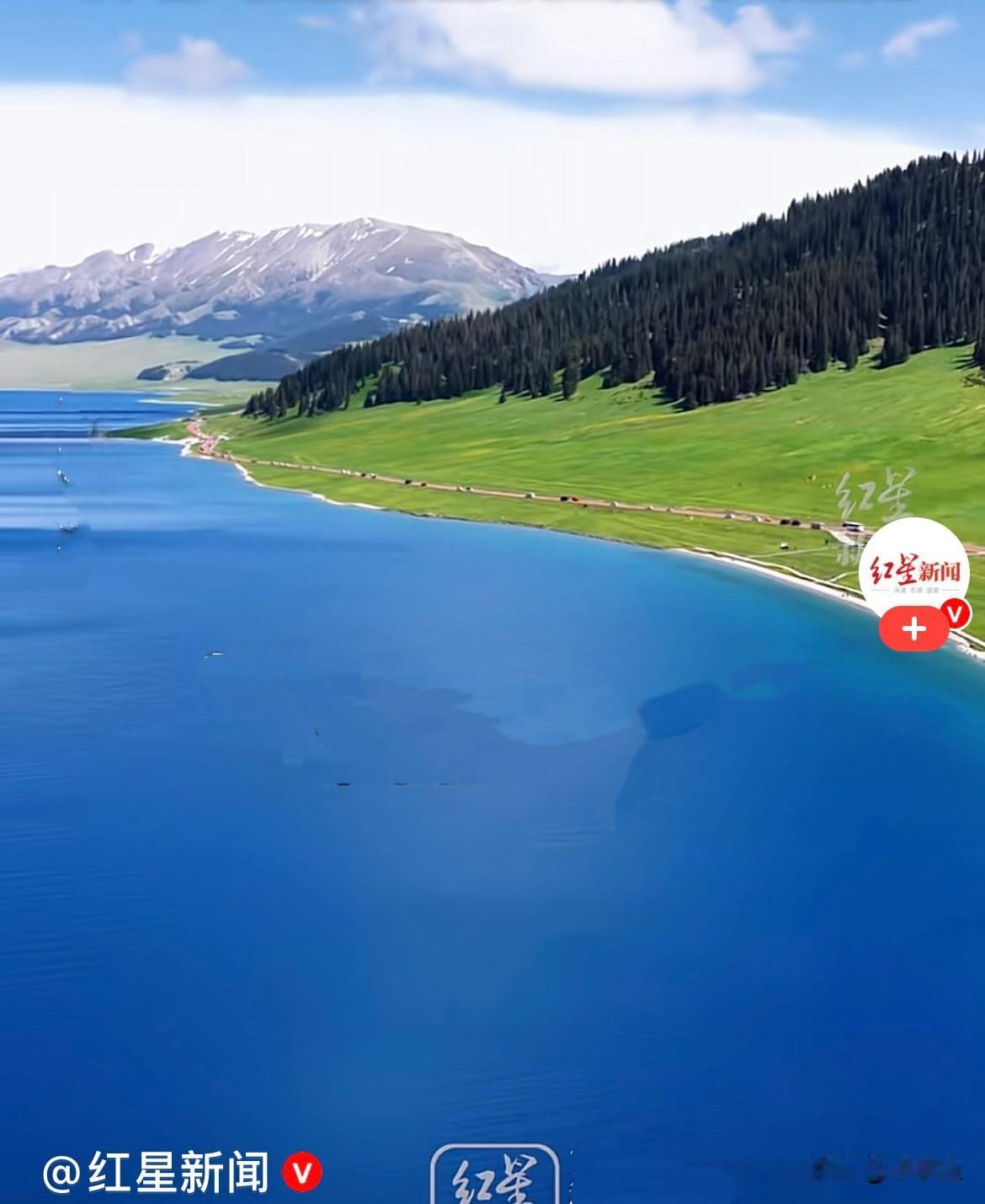 7月23日下午5点左右，新疆赛里木湖景区检票口，一工作人员和旅游车司机起了争执，