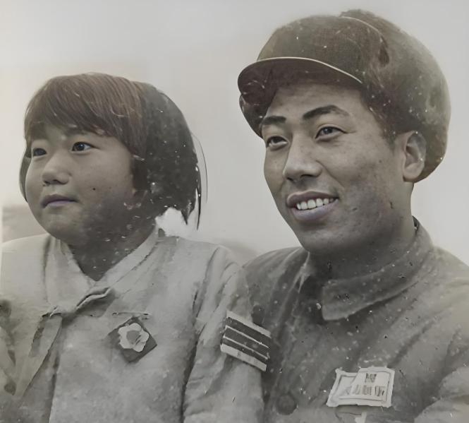 1950年，志愿军连长黄万丰在长津湖战场上捡了一个朝鲜女儿，在回国的时候，他曾想