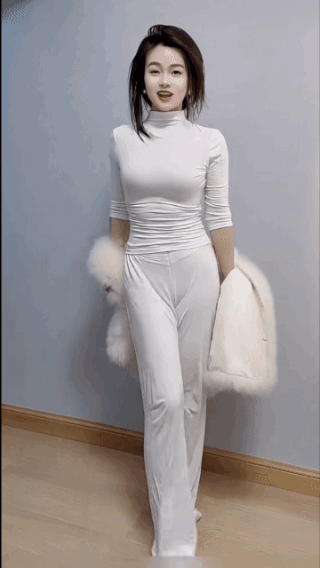 身形灵动，
才是美到极致！
都说人的眼睛会说话，
其实灵动的身材才是最好的展示！