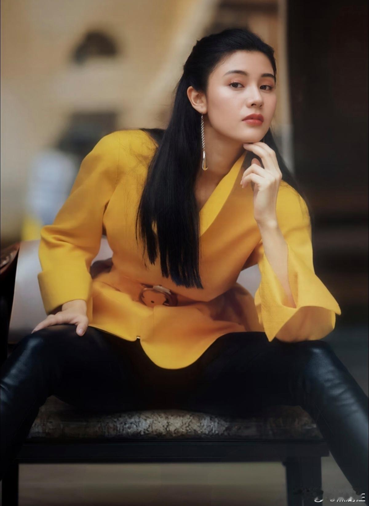 李嘉欣：老旧杂志内页，风衣皮裤颜值巅峰！ 