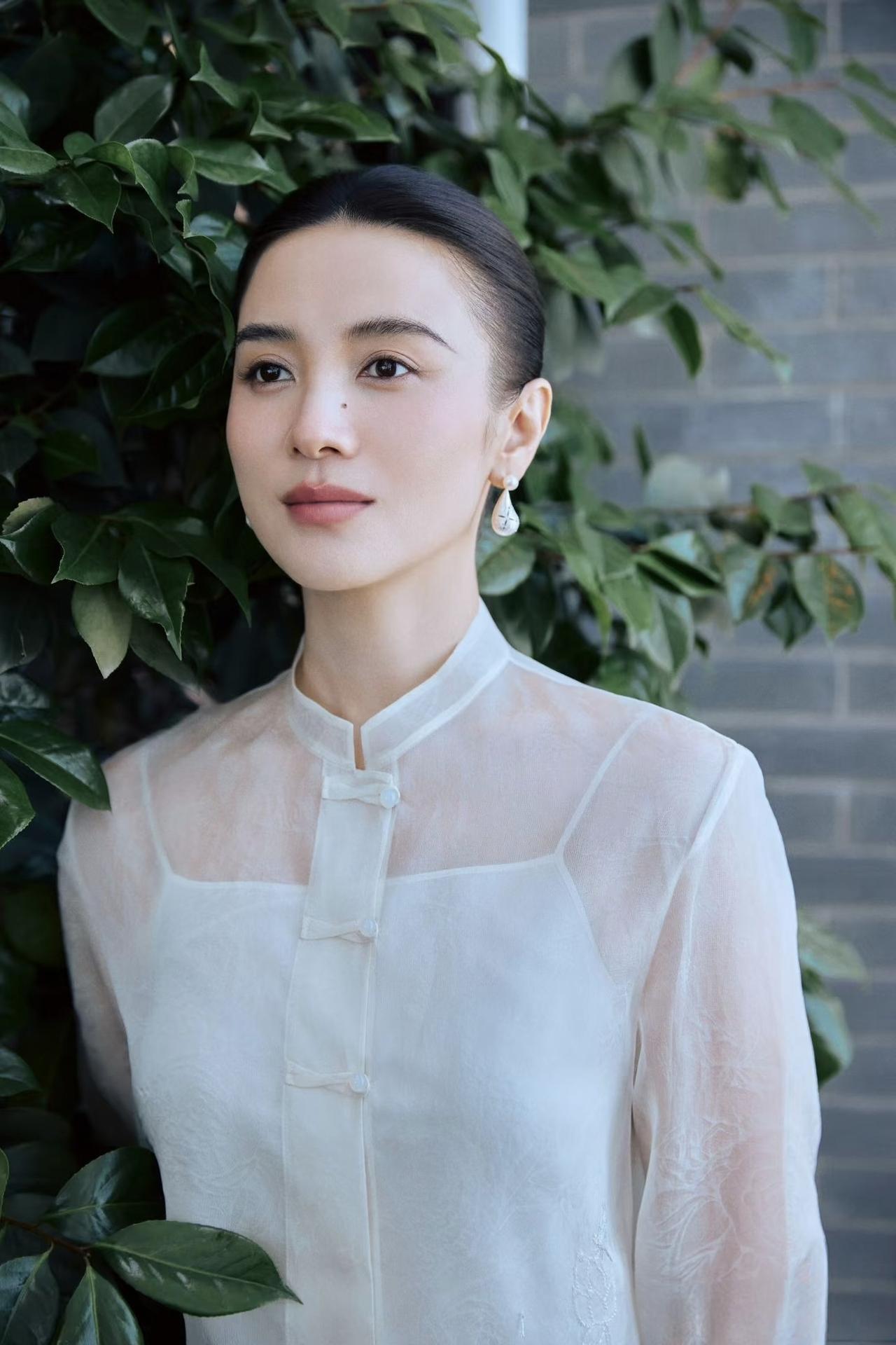 说真的
宋佳确实有点不上镜
因为我亲眼见过她本人，不得不说，跟电视上差距也太大了