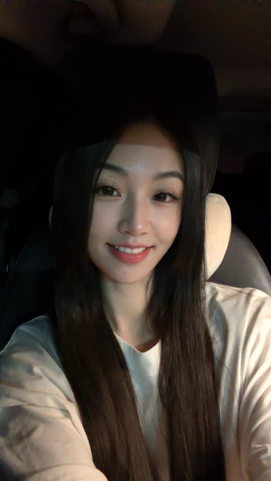 健身房看到的最漂亮的女生，说她是明星我也相信，真的有明星的潜质，颜值这一块真的是