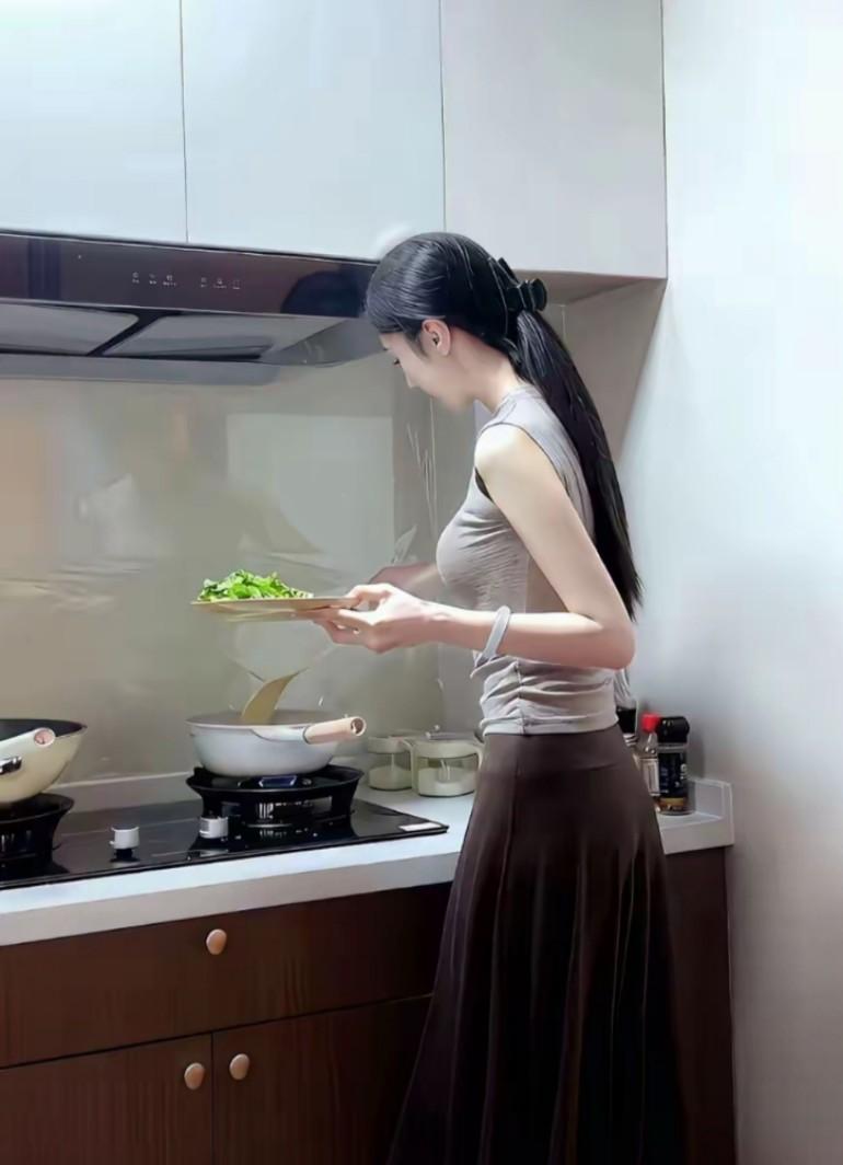 说实话
现在会烧一手好菜的女人
一定能留住男人的胃
最重要的是留住了男人的心