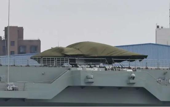 076型两栖攻击舰首舰“四川舰”，乃是全球首款搭载电磁弹射器的两栖攻击舰，也是中