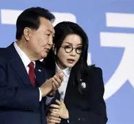 韩国前总统尹锡悦和妻子金建希双双入狱，却意外在拘留所里迎来了一波“财富暴涨”。李
