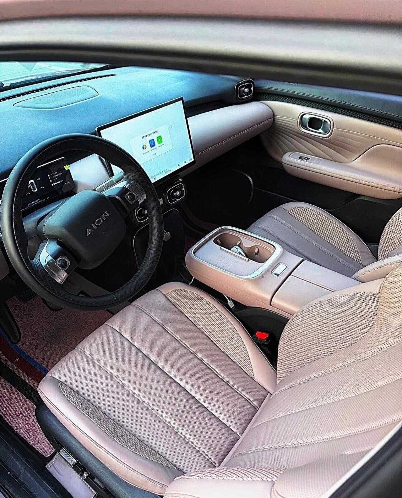 终于等到我的梦中情车埃安UT啦10万内闭眼入的代步神车，也太懂女生了！
车身小巧