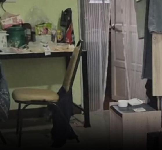 《泰国24岁女子出租屋内赤裸死亡，颈缠黑色电线，同事：凌晨她曾因发烧请假》一名2