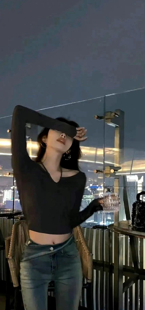 “ 感情这件事其实没什么好分析的  对的人不会让你半夜深思  值得的人不会让你反