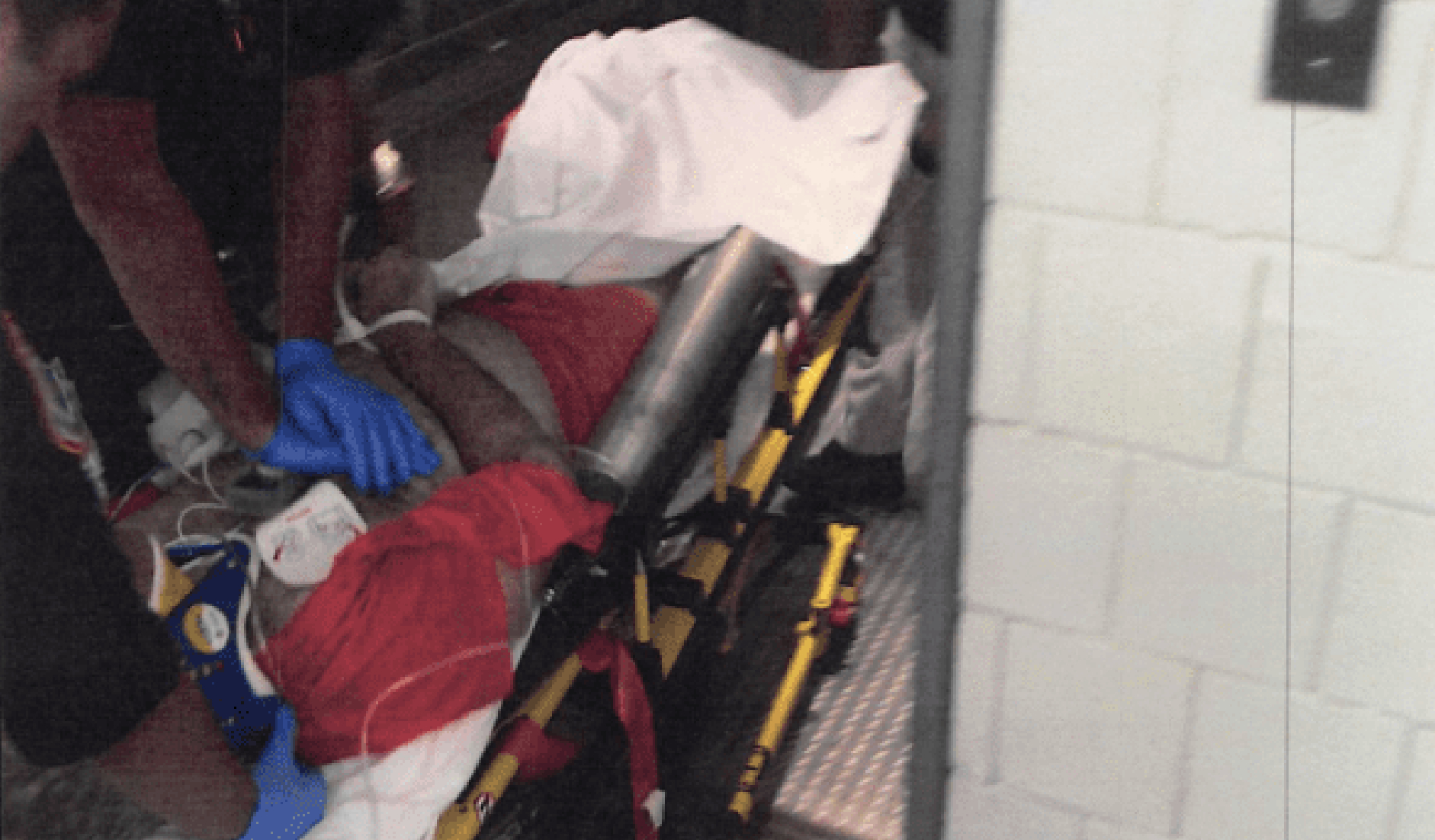 爱泼斯坦自缢后照片首度公开¹ 脖子上的痕迹很明显。² 当年消息真真假假，家人一度