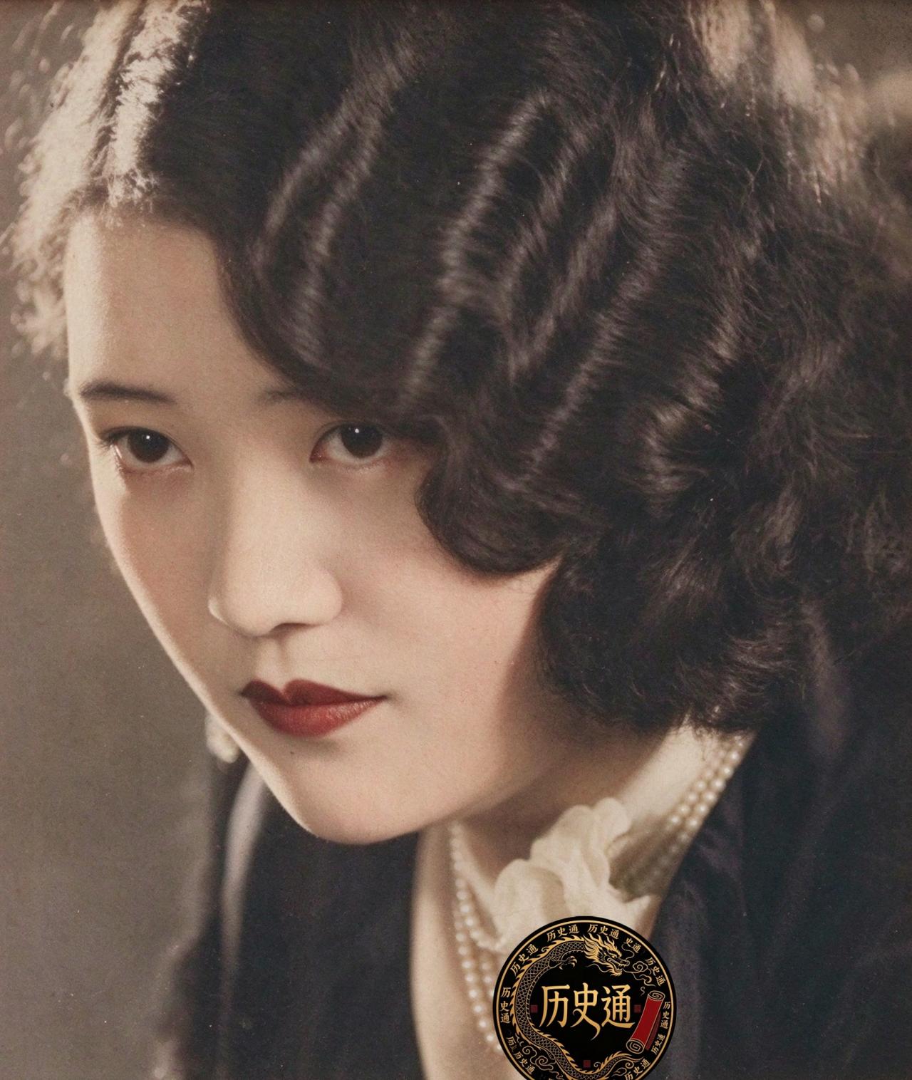 民国中西女塾校花沈惟耘曾获得的评语只有八个字：眼波流转，眉目生辉。可见她的好看，
