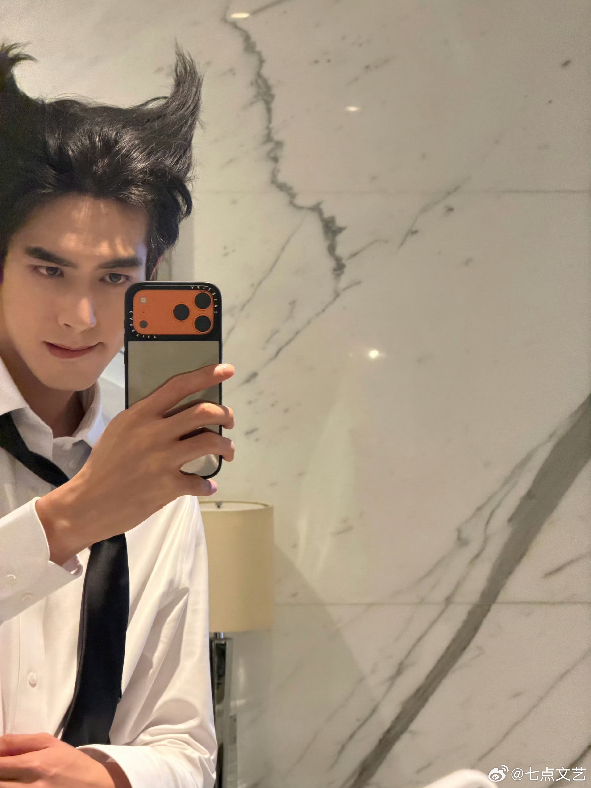 宋威龙牛魔王造型 一身白衬衫黑领带，气质优雅帅气，创意牛角发型格外吸睛亮眼。浓颜