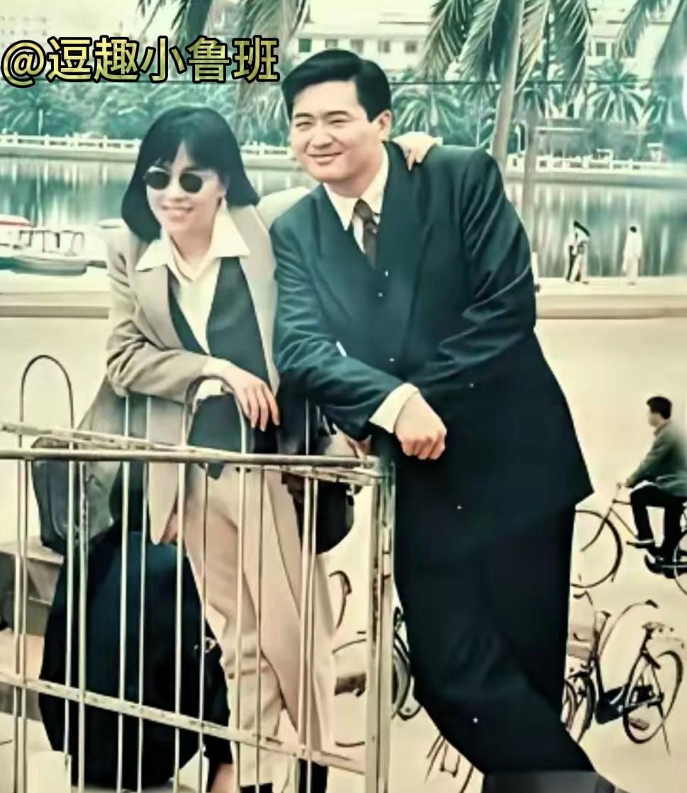 发哥这张珍藏多年的老照片，旁边的神秘女士到底是谁？