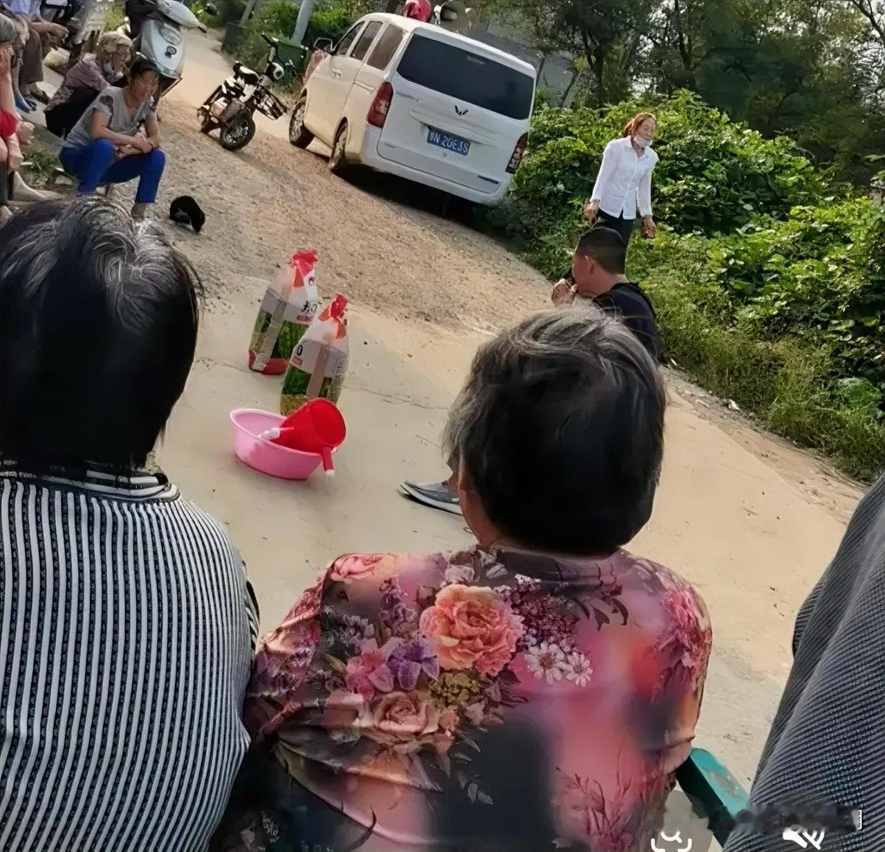 下乡卖麦种的人又开始了。
       他们开车拉着麦种，带着喇叭宣传：广大农民