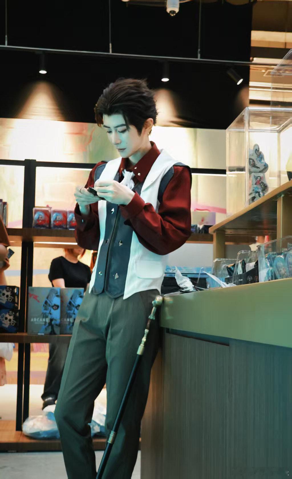 熊祁cos维克托是双城之战的维克托cos啊！这种风格真的太爱啦 ​​​