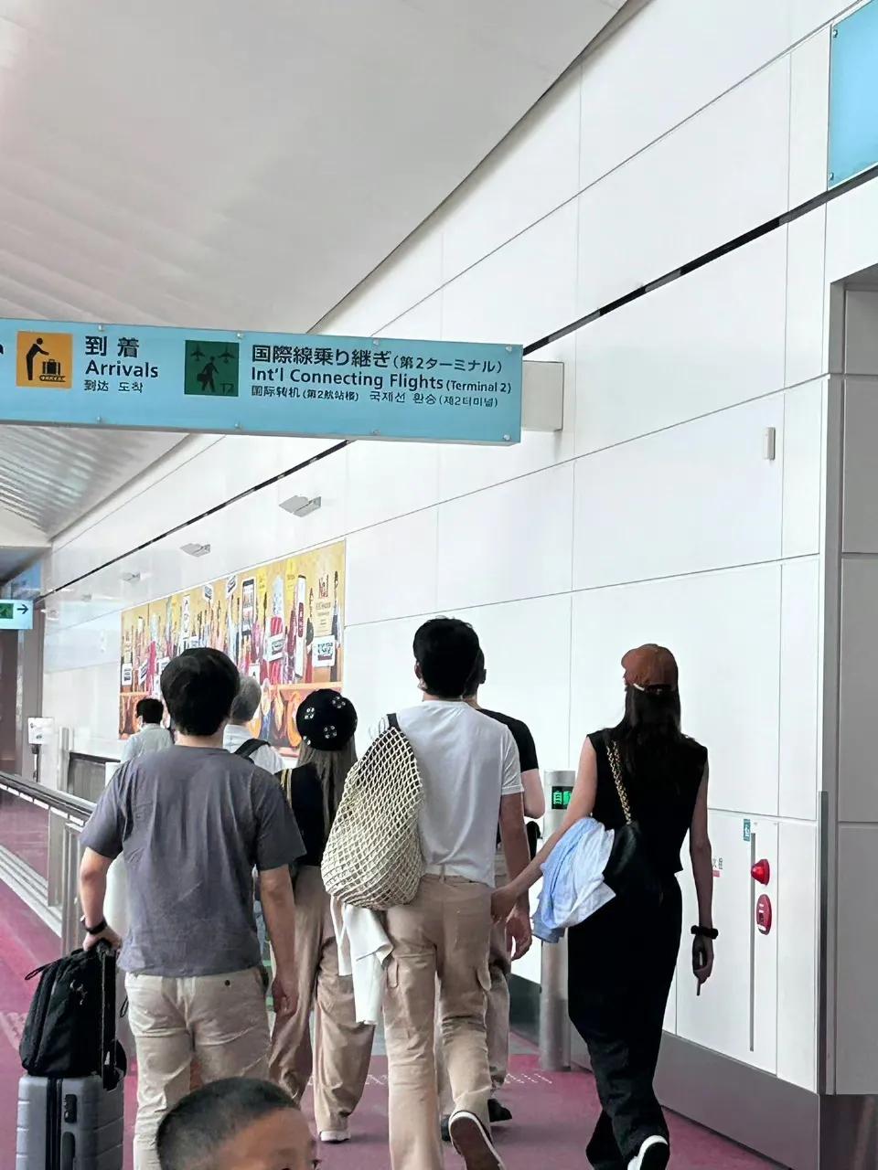 刘雯井柏然李荣浩杨丞琳两家四口到达东京，开启了度假模式。有网友说演唱会有李荣浩，