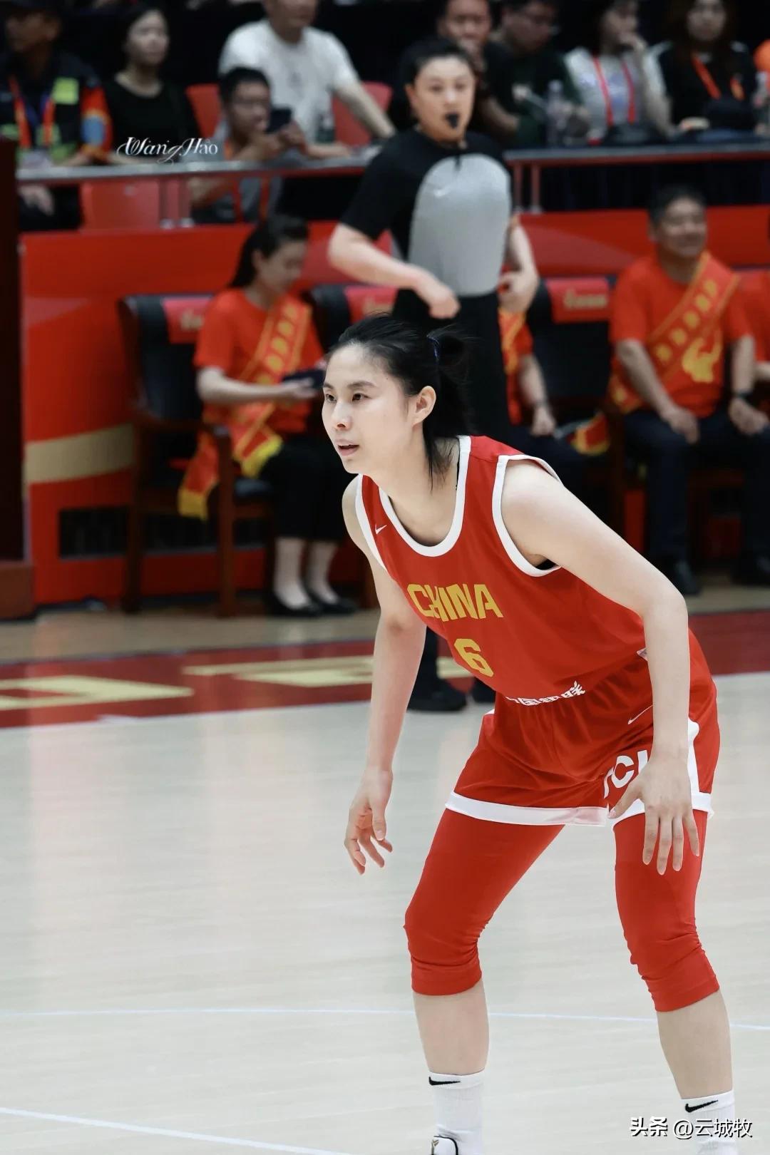 打国际比赛，还得看王思雨，她就是中国女篮后卫线上的定海神针！
真是家有一老，如有