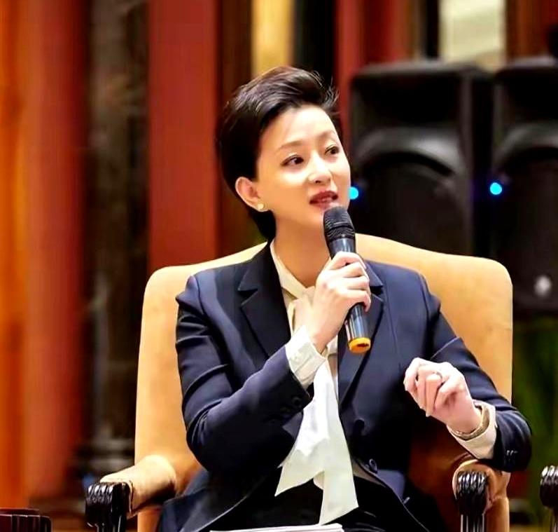 谁能想到，杨澜那个神隐了30年的前夫，竟然活成了全网最体面的男人？
当年她放弃央