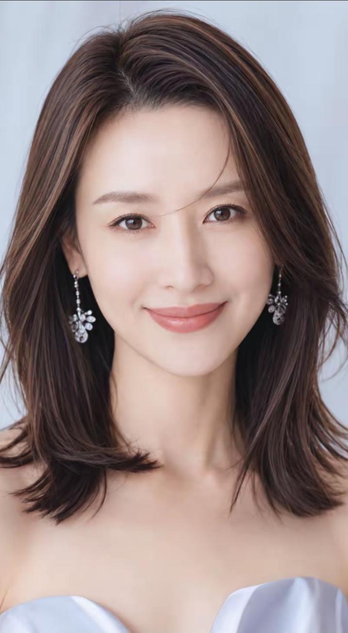 董洁，内地影视女演员，曾为舞蹈演员。凭借《幸福时光》出道斩获新人奖项，《金粉世家