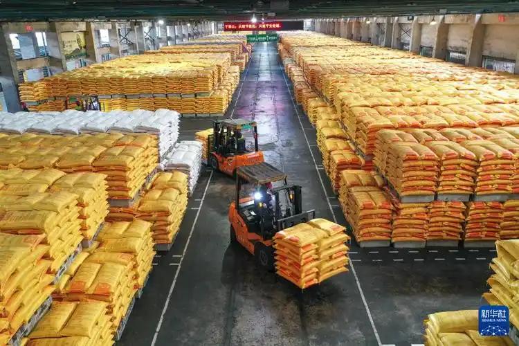 俄罗斯一断供，全球粮食告急，化肥价格暴涨三倍，中国却按兵不动..
 
化肥作为粮