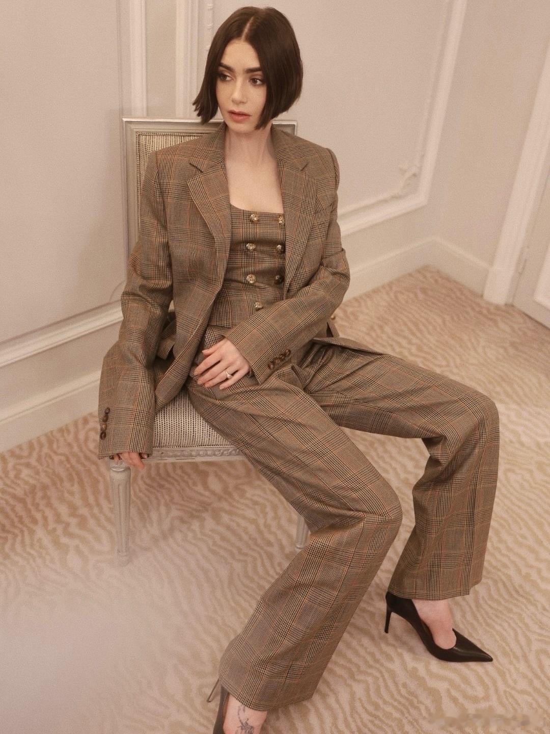 Lily collins莉莉柯林斯分享《艾米丽在巴黎》第五季宣传期的新造型私照，