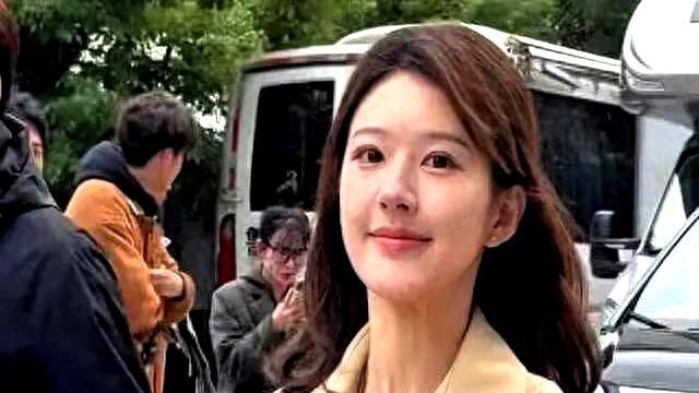 赵露思最近可摊上大事儿了！这姑娘在直播间里一会儿哭唧唧说委屈，一会儿又笑嘻嘻装没
