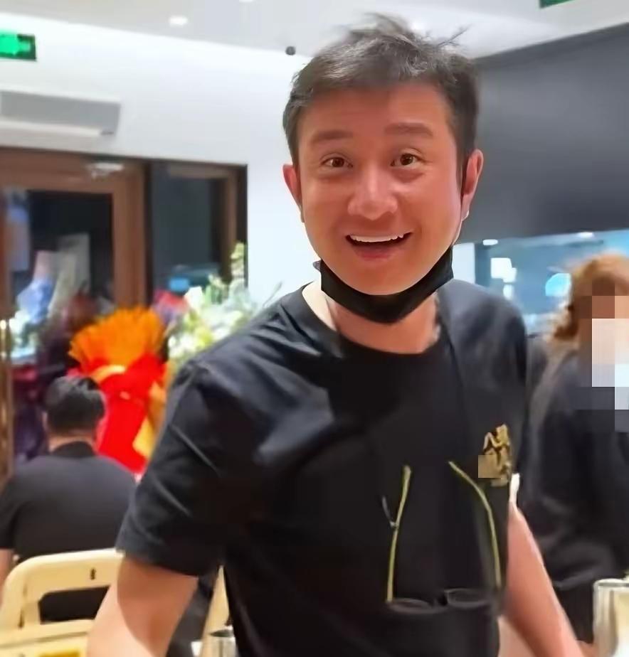 看了文章与郭德纲的一段采访，当时郭德纲说“他太顺了”。文章当时的表情、话语、坐姿