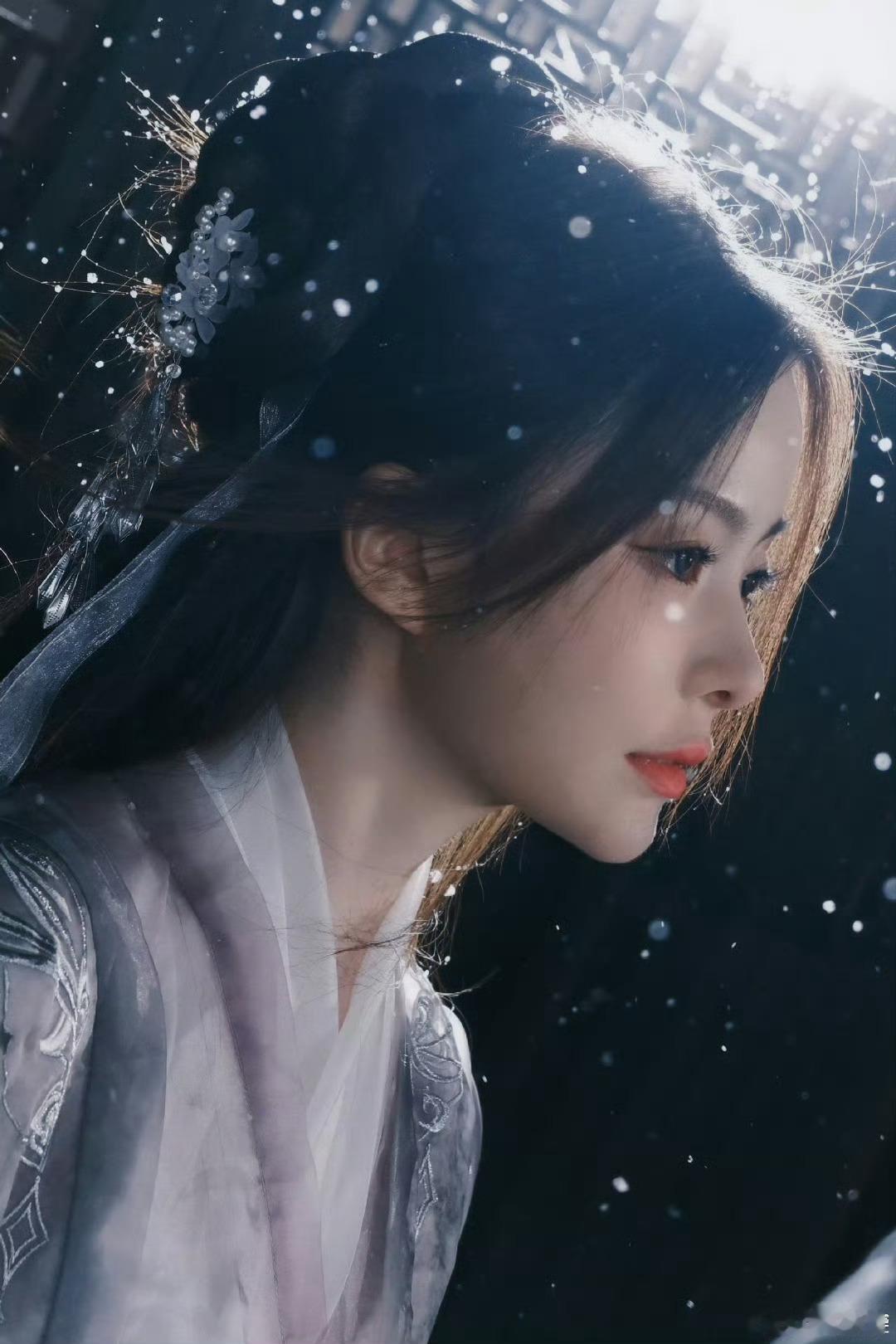 陈卓璇怎么美成这样 漫天飞雪中，一袭淡紫长裙，一把油纸伞。陈卓璇将古典韵味演绎到