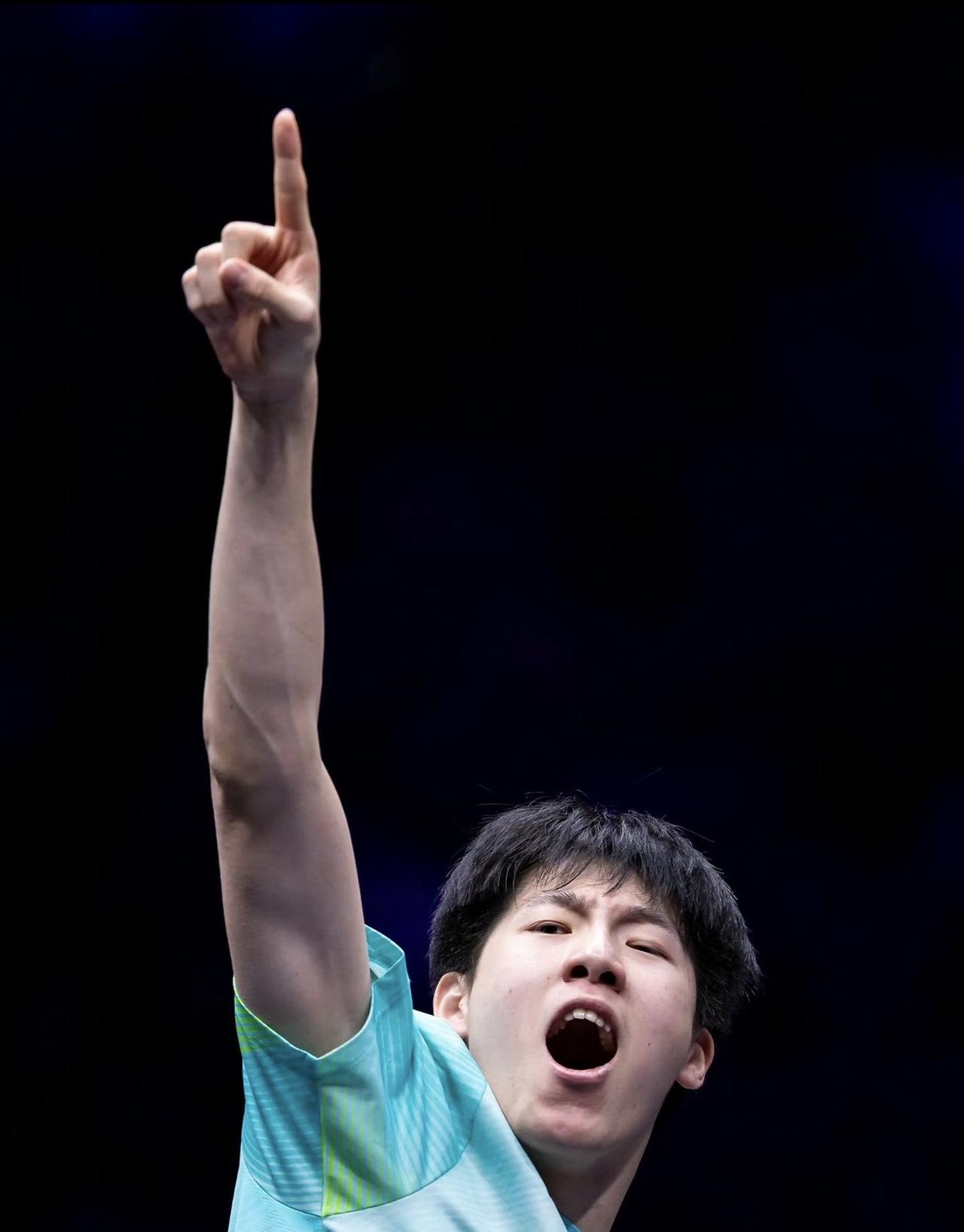 温瑞博淘汰小莫后：有谁注意到他的 3 个动作！
当最后一个球落地，只见温瑞博兴奋