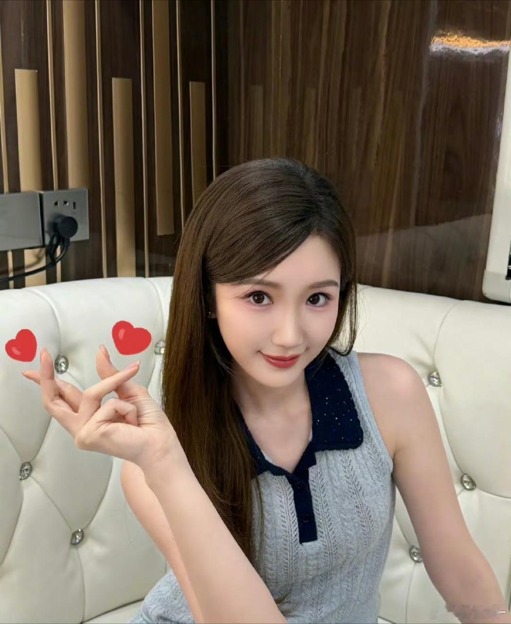 毛晓彤单手比两心，这手势看起来挺难 ​​​