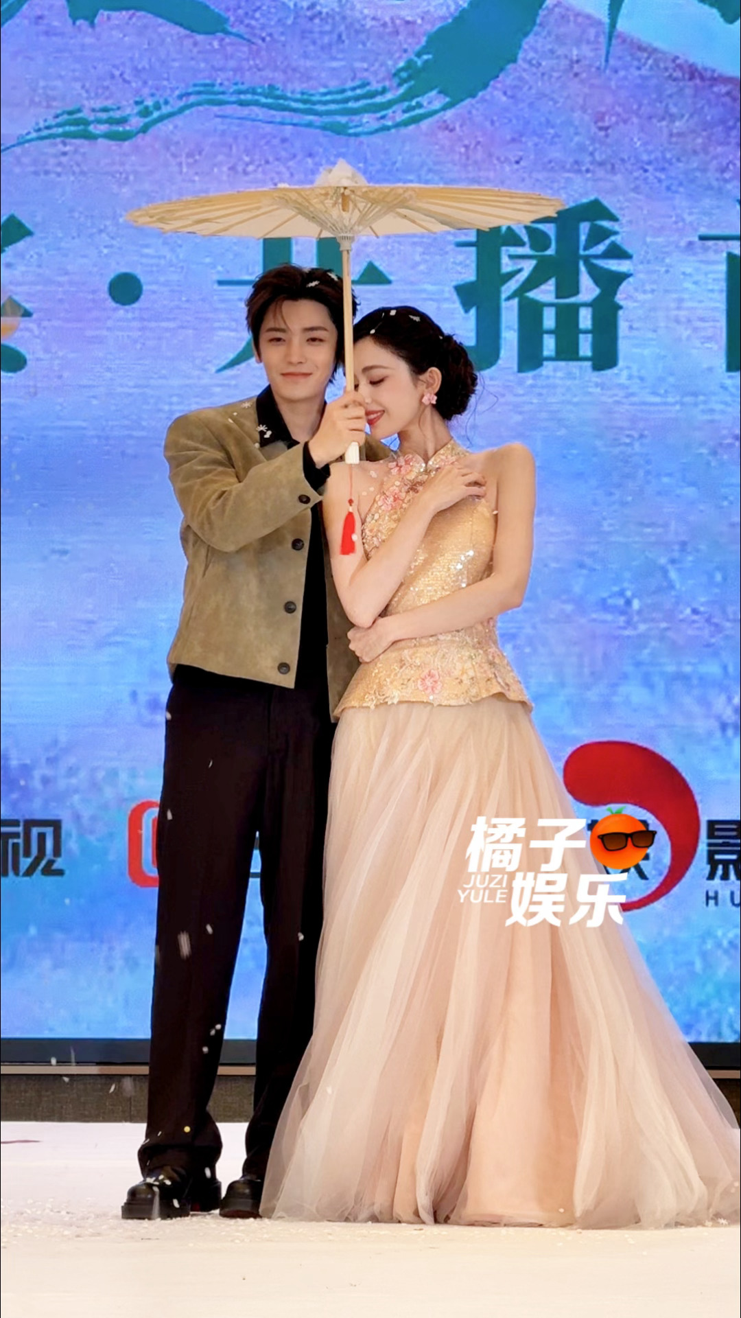 侯明昊古力娜扎这两张脸对我实在是太好了伞下三连拍给我美绝了侯明昊古力娜扎伞下三连