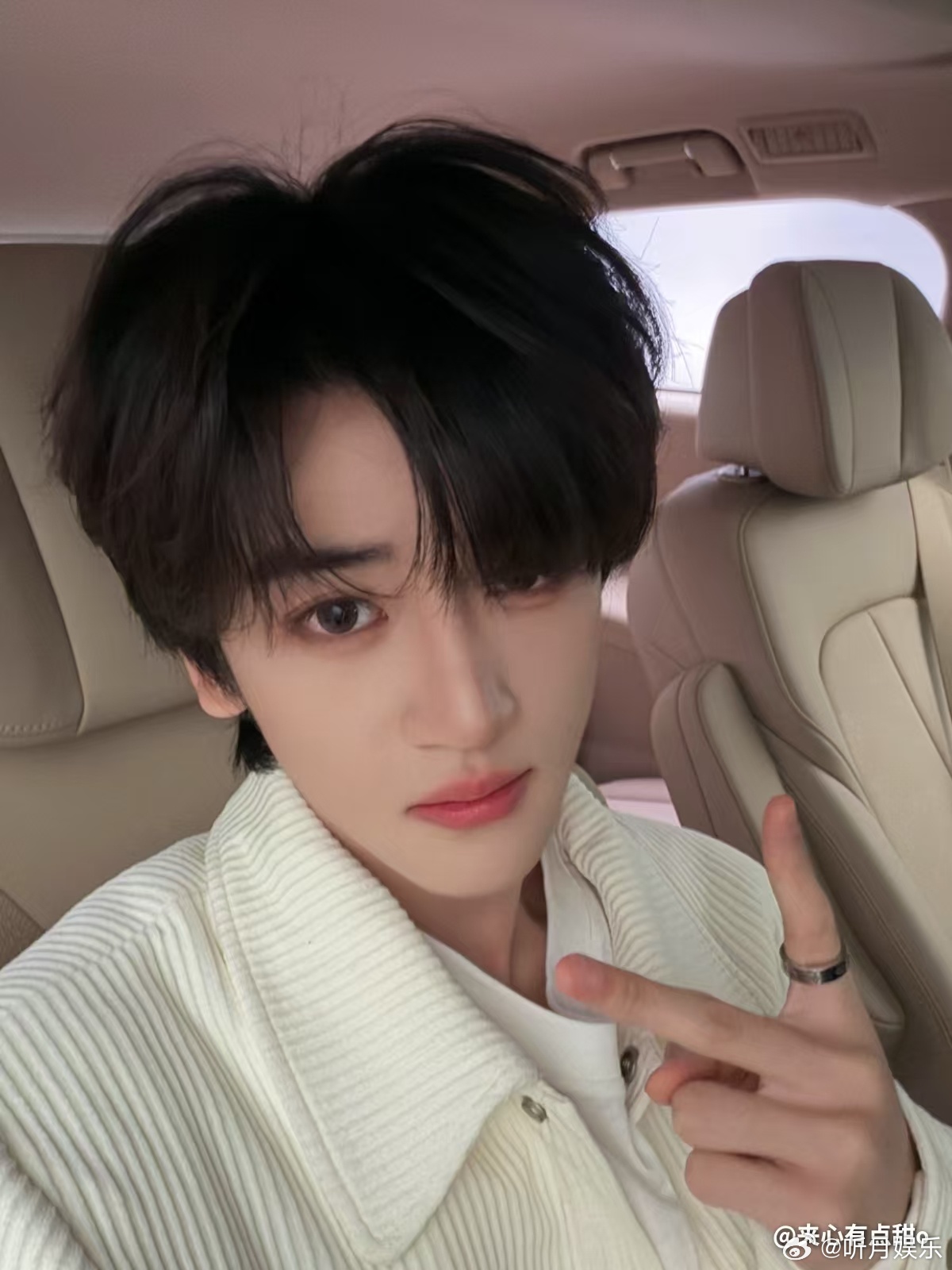 邓佳鑫高会更新新鲜邓佳鑫已上线！从光影到神态，每一张都在证明：他真的太会长了，怎