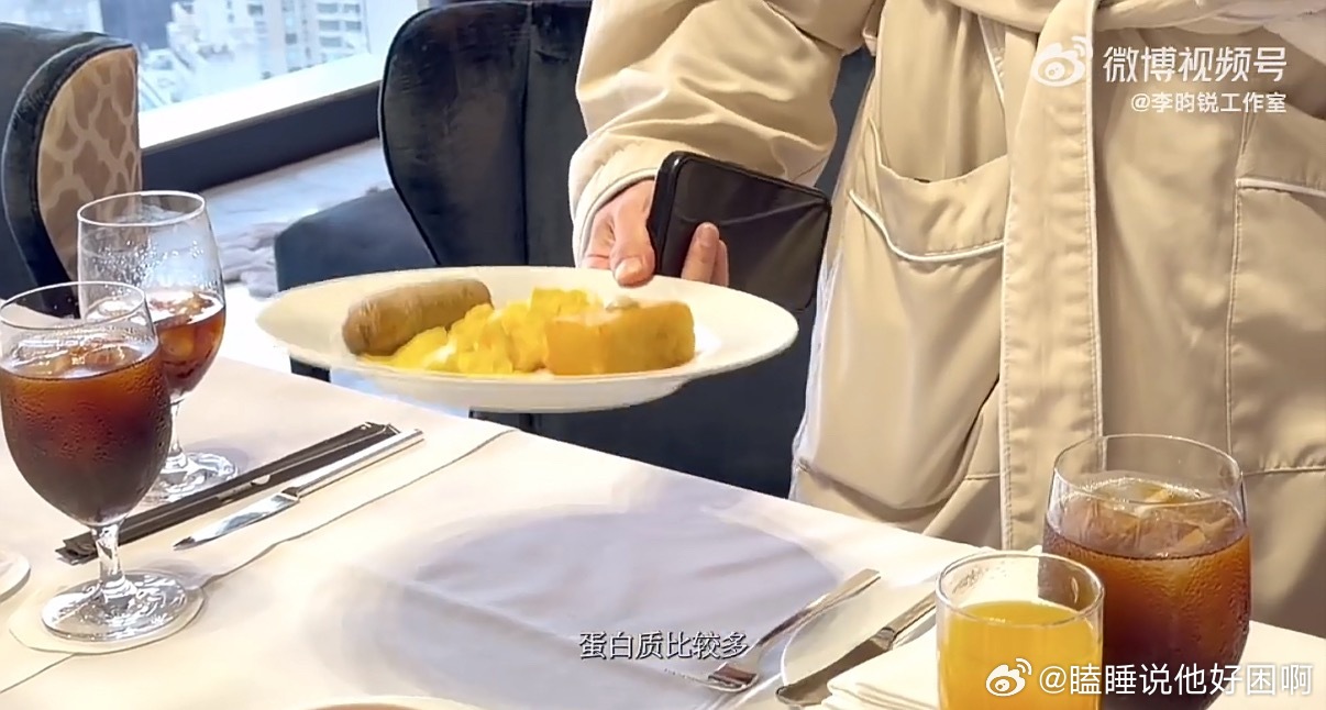 高脚杯里装咖啡 那很有生活了 