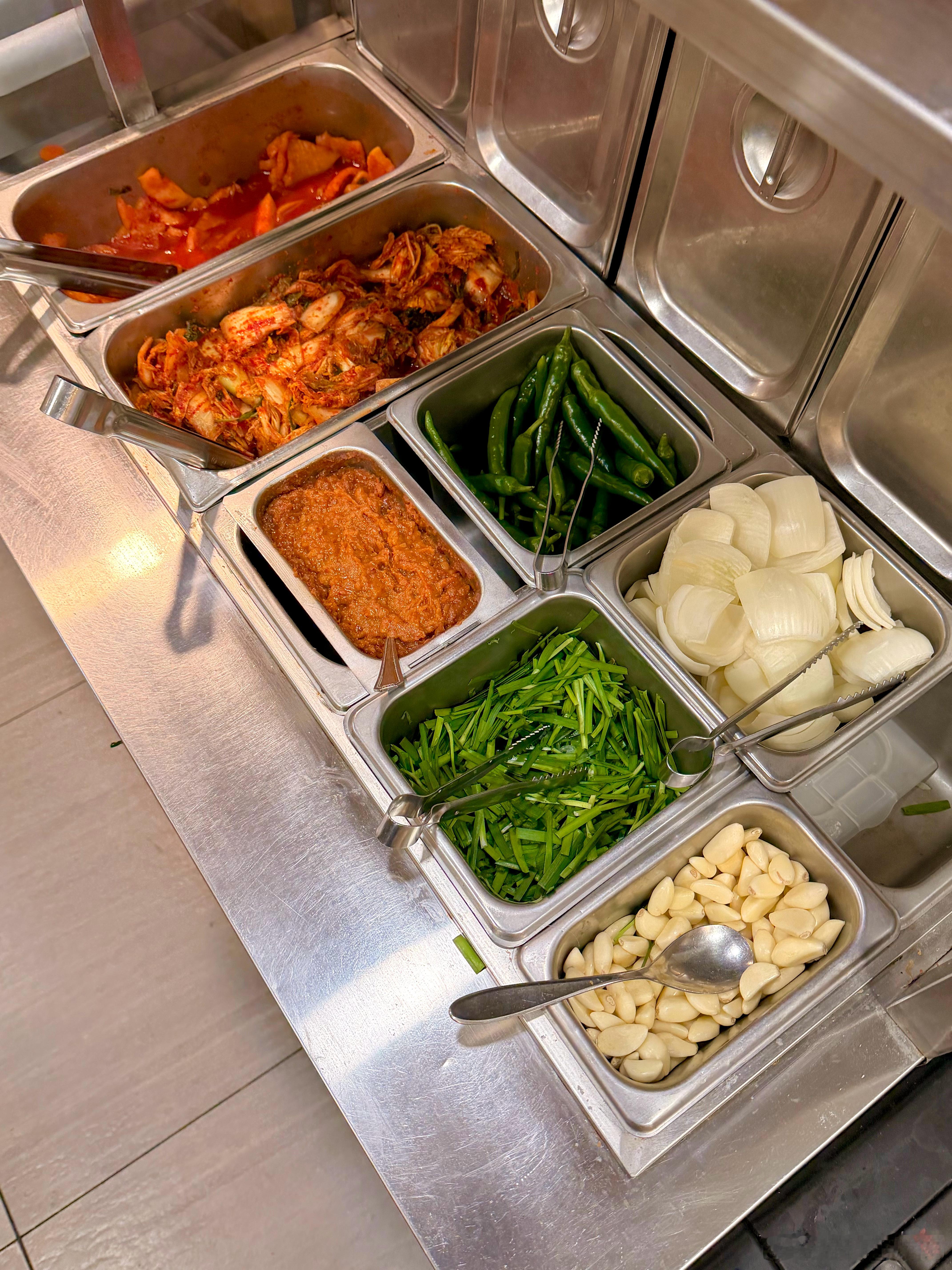 话说韩国对泡菜的钟爱度确实绝，真就无论吃啥泡萝卜和泡菜必不可少，尝了下还可以，但