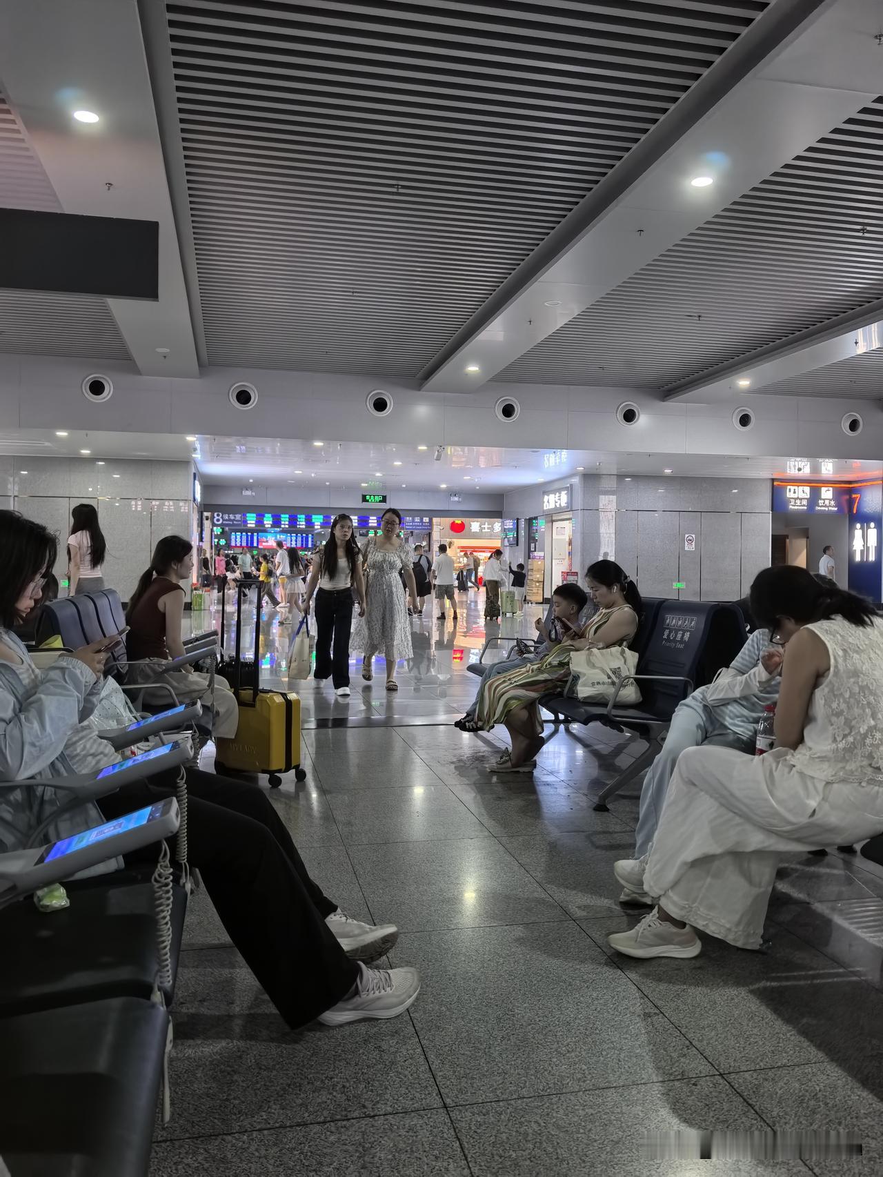 工作日傍晚的上海站候车室，一改往日的拥挤。
图3、4路上拍的。
宝宝在用牛听听听
