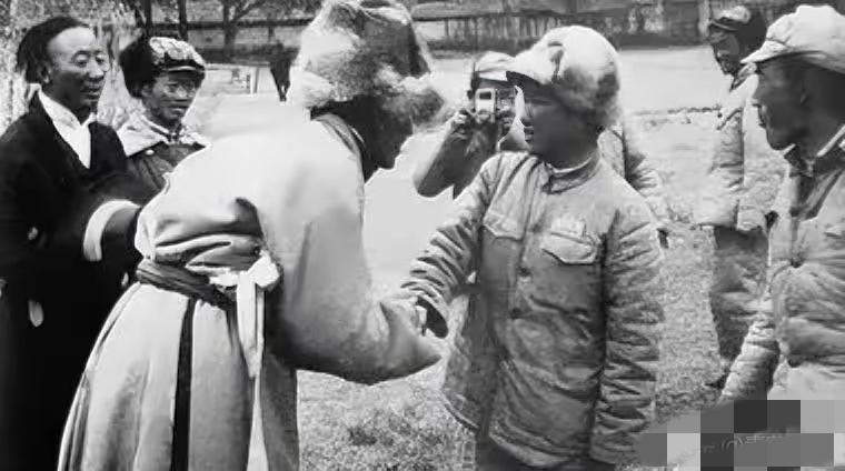 1951年，阿里驻军断粮，连马都杀了吃。眼看全军都要饿死，一个小战士干了一件事，