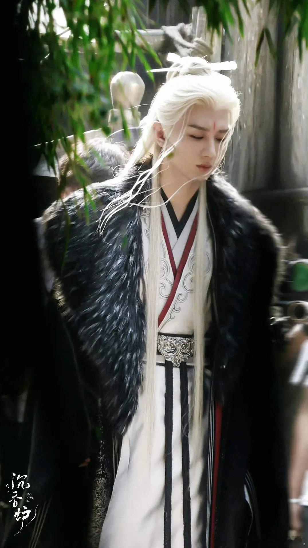 感觉成毅这一次的造型还挺好看的，不同于以往的高马尾，这个造型真的很有魅惑性 ​​