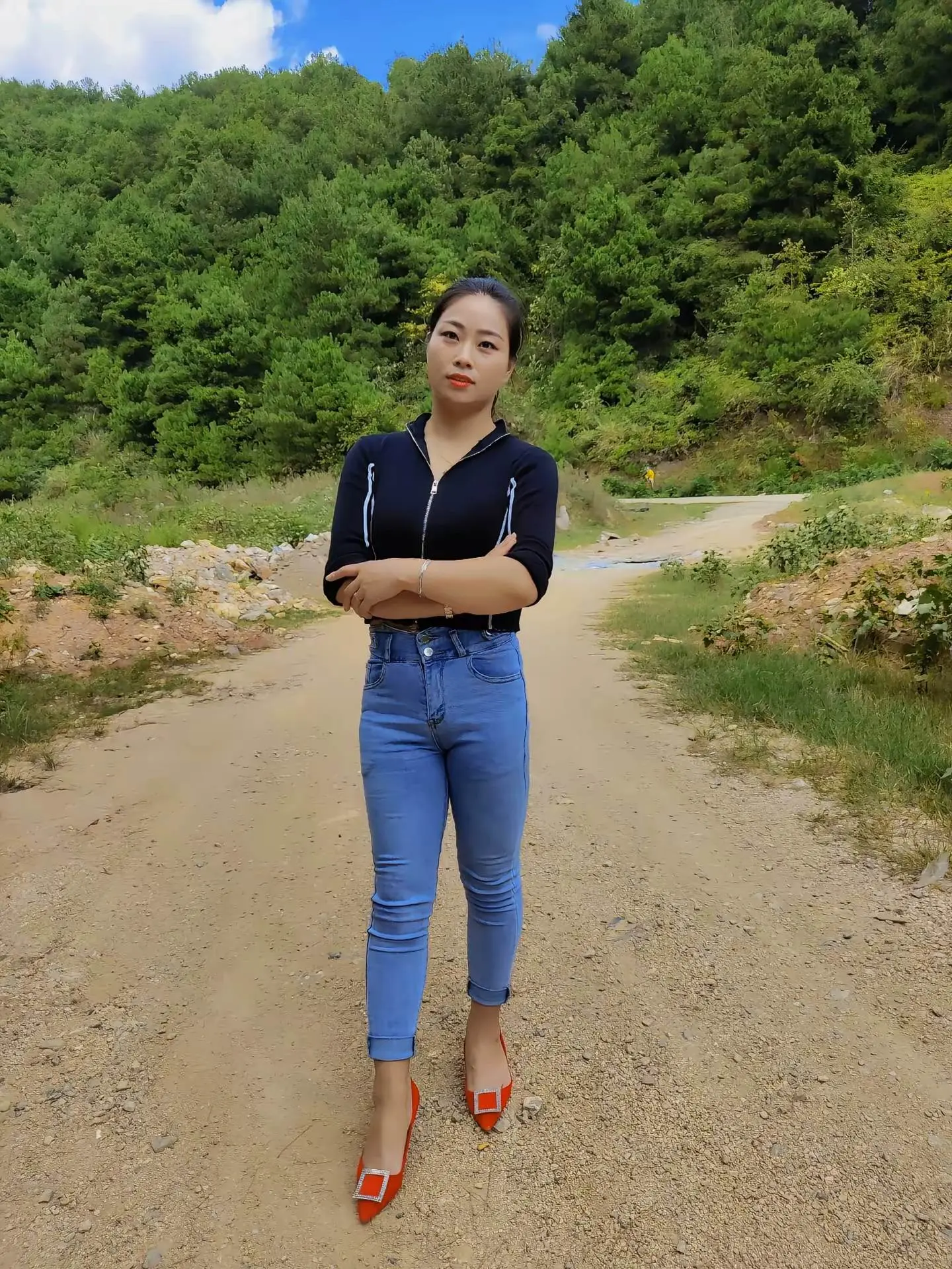 喜欢和爱不同 喜欢是心动  而爱一定是心疼  喜欢可以舍得  但爱一定舍不得……