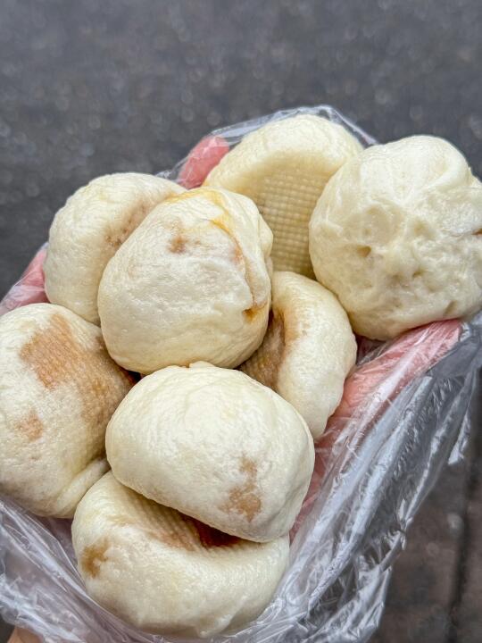 5块狂炫8个！皮薄透油的手工老面小笼包！