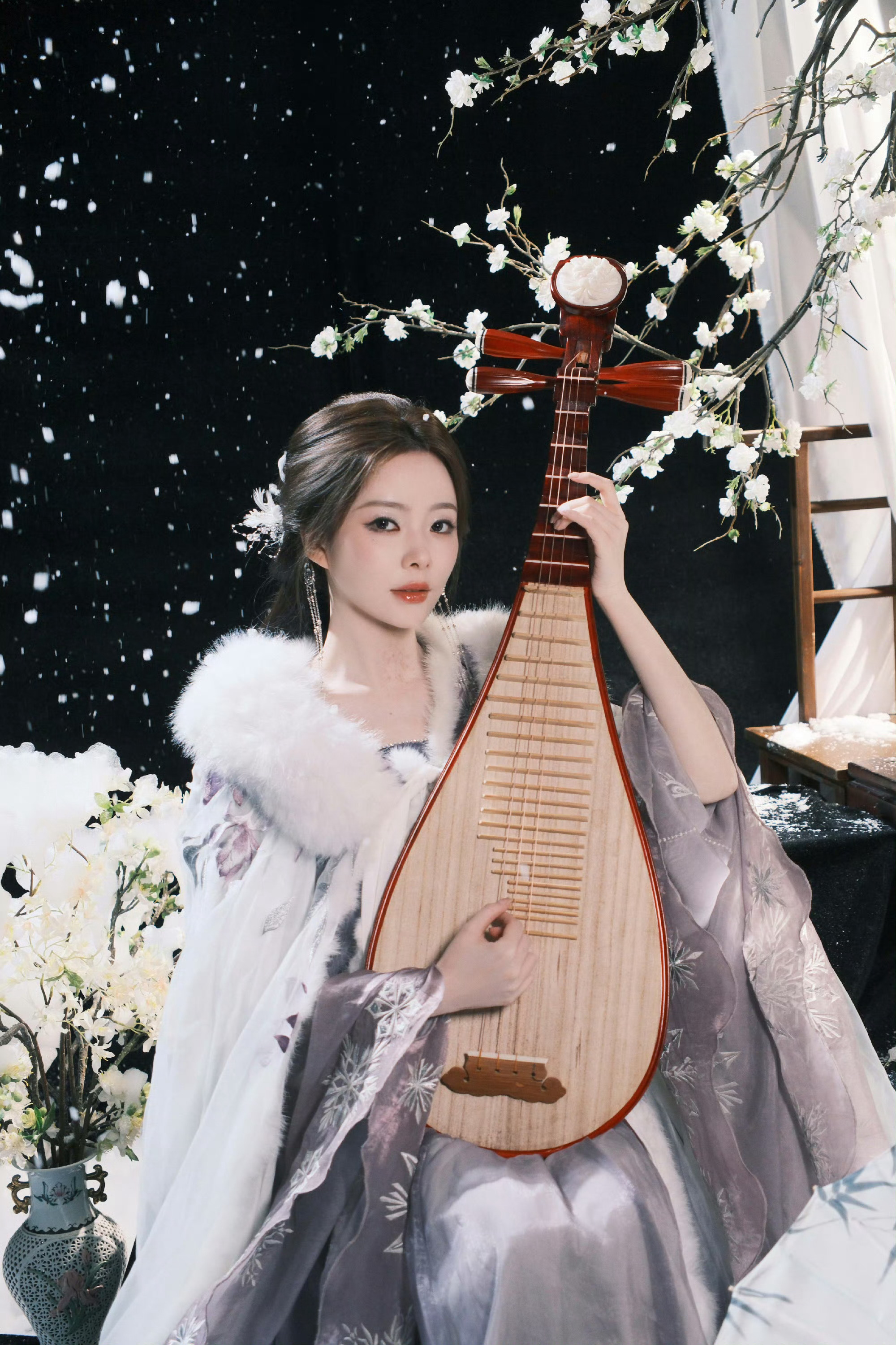 陈卓璇回应化雪争议 陈卓璇是很用心的对待每一个舞台每一个作品的人，永远都对粉丝特